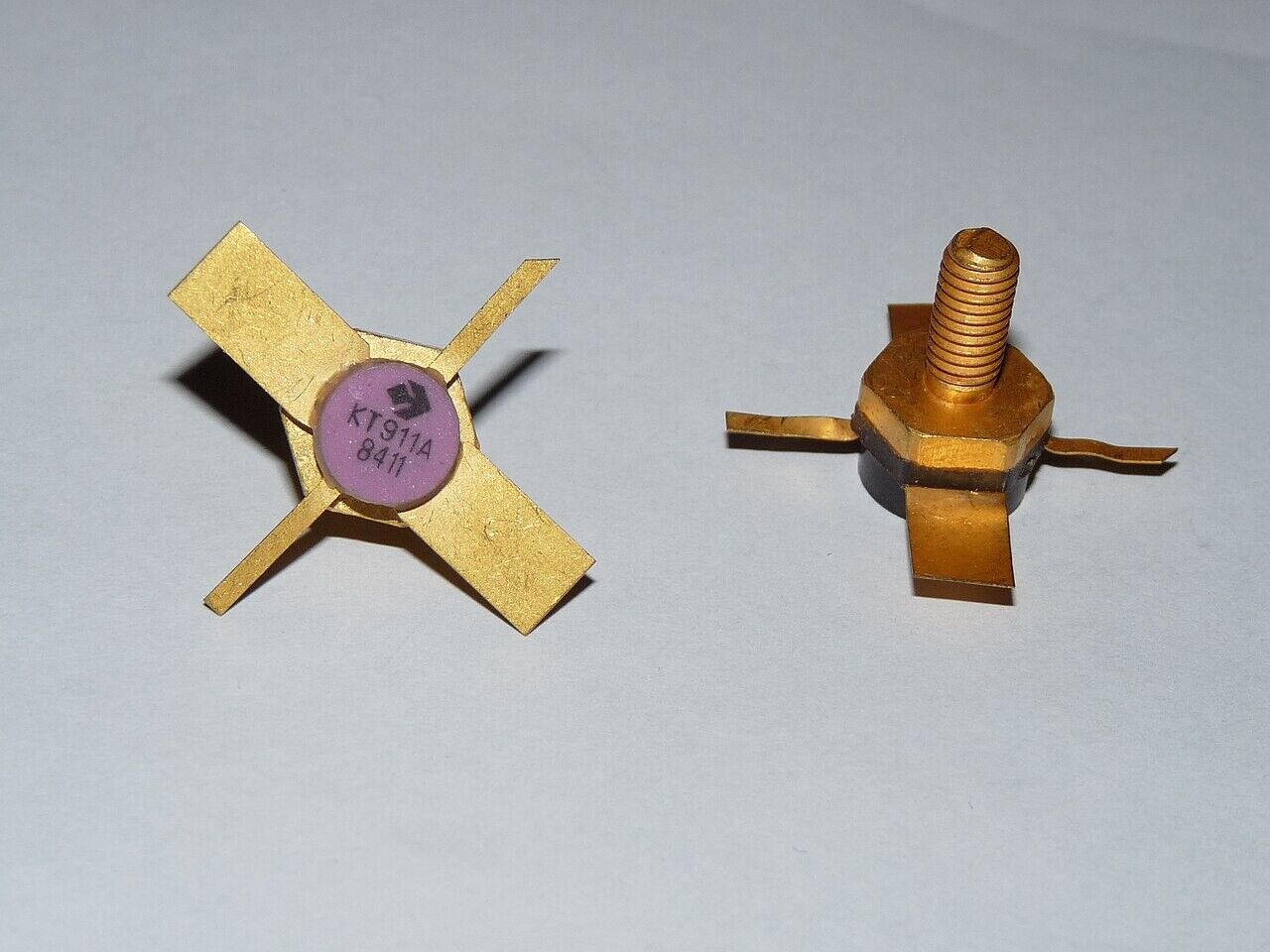 1Pcs . KT911A GOLD-PLATED SOVIET SILICON NPN TRANSISTOR 0.4 A 3 W